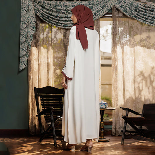 عباية كريمية مطرّزة